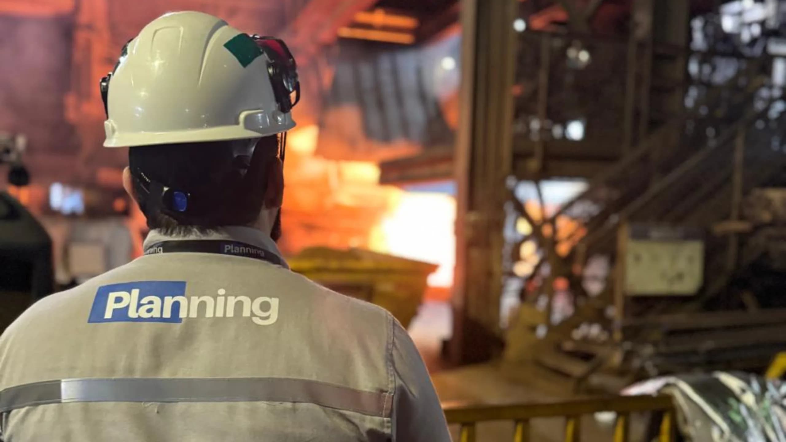 Engenheiro Planning acompanhando a aciaria em planta siderúrgica